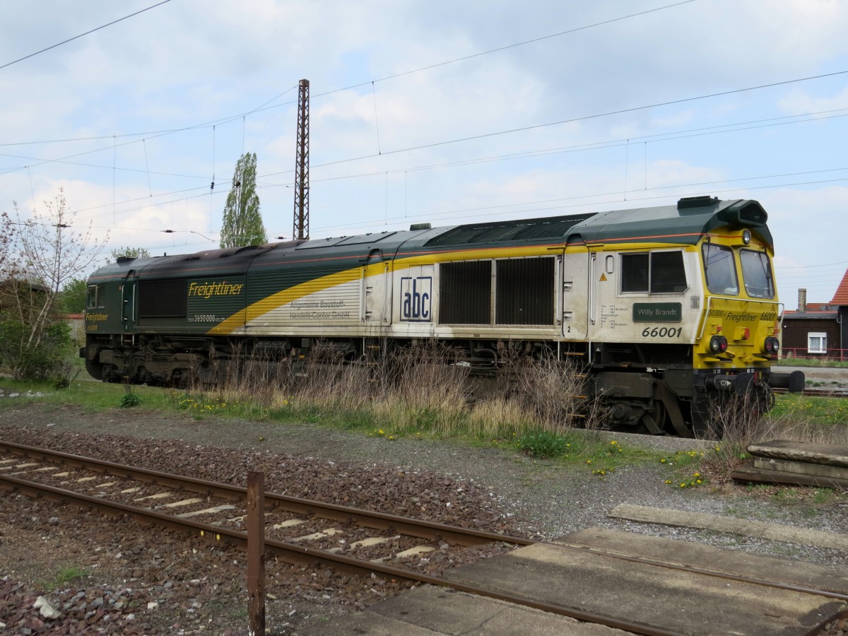 Warten auf neue Aufgaben im Güterverkehr am 13.04.2014 in Blankenburg (Harz) für 66 001