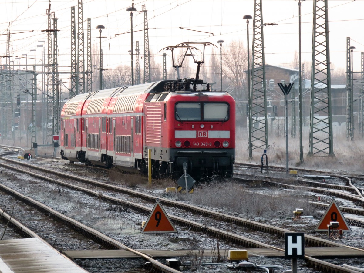 Warten auf neue Einsätze im RE Verkehr rund um Magdeburg mit 143 349 9 am 18.01.2015 im Magdeburger HBF