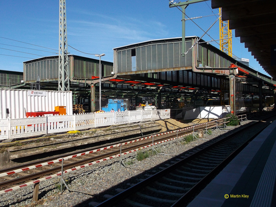 Warten auf den Schneidbrenner! Nachdem die Gleise 12 und 13 wieder in Betrieb genommen wurden, sind die Tage für das alte Bahnsteigdach über Gl. 10 und 11 gezählt. Duisburg Hbf. am 24. Sept. 2023
