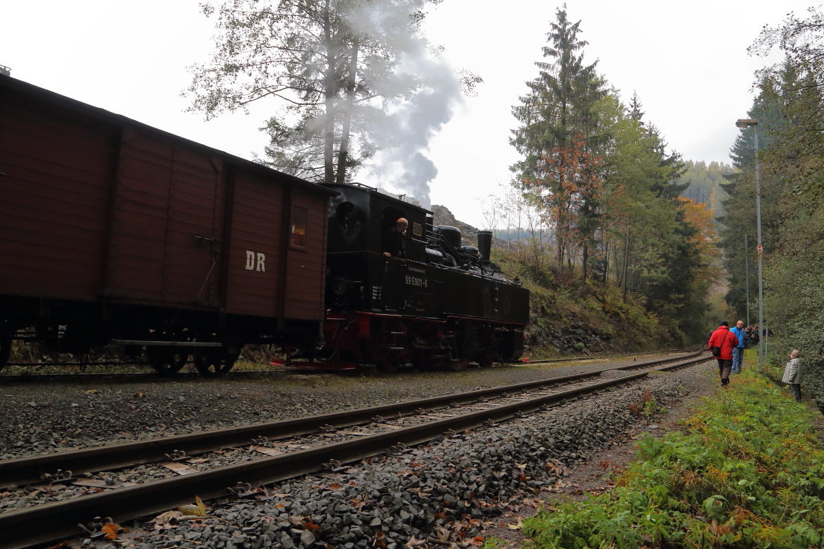 Warten auf die Zugkreuzung mit Planzug P 8967 (Hasselfelde-Eisfelder Talmühle).Kaum ist 99 5901 mit ihrem IG HSB-Sonderzug am Steinbruch Unterberg angekommen und hat auf dessen Anschlußgleis umgesetzt, schwärmen auch schon die Fotografen aus, um diese Szene festzuhalten. (Aufnahme vom 17.10.2015)