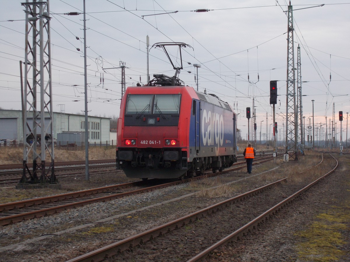Warten hieß es für die Schweizer 482 041,am 07.März 2015,am Ausfahrsignal in Bergen/Rügen.Die Zeit nutzte der Lokführer mal kurz um die Ecke für ein menschliches Bedürfnis.