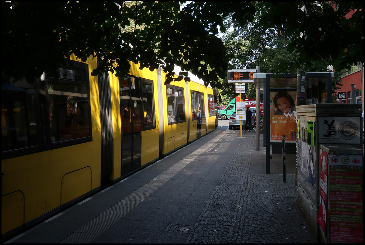 Warten im Schatten -

Die Haltestelle Rosenthaler Platz in der Weinbergstraße wird von Bäumen beschattet. Die Flexity Berlin Straßenbahn bekommt aber etwas von der Sonne ab.

22.08.2019 (M)

