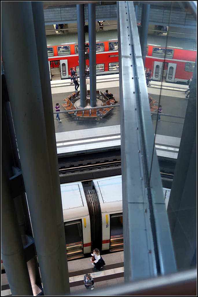 Warten im Sechseck, ein RE und ein ICE -

Blick in das Tiefgeschoss des Berliner Hauptbahnhofes.

19.08.2019 (M)