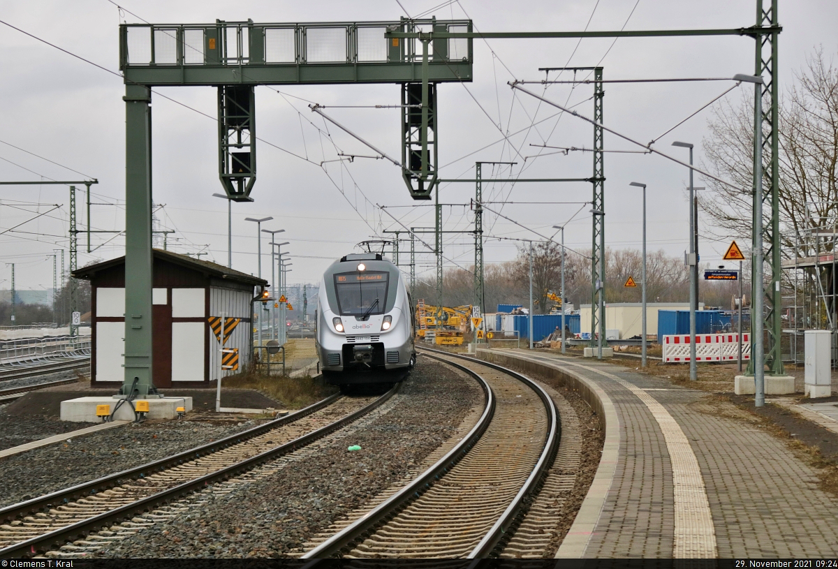 Warten unterm Signal:
9442 104 (Bombardier Talent 2) musste sich am Morgen der ESTW-Inbetriebnahme in Angersdorf länger auf die Weiterfahrt nach Halle (Saale) gedulden.

🧰 Abellio Rail Mitteldeutschland GmbH
🚝 RB 74771 (RB75) Lutherstadt Eisleben–Halle(Saale)Hbf
🚩 Bahnstrecke Halle–Hann. Münden (KBS 590)
🕓 29.11.2021 | 9:24 Uhr