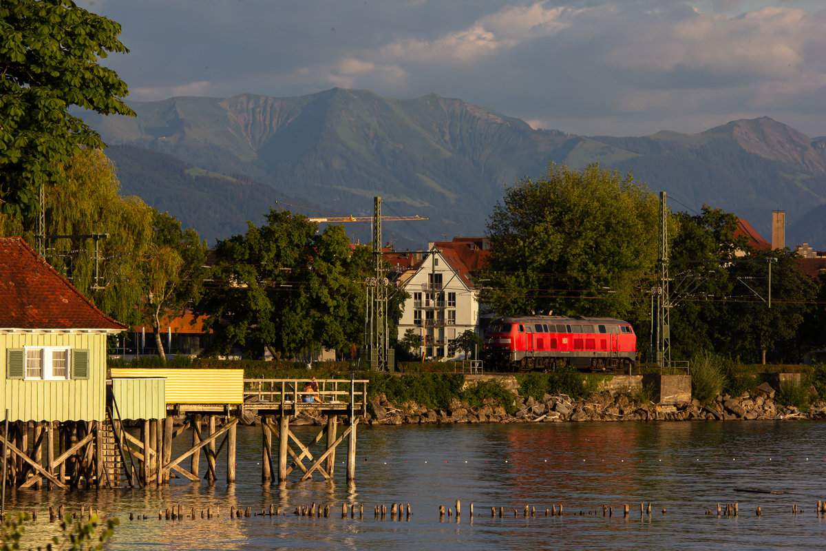 Wartend auf die EuroCity Wagen aus Zürich steht diese 218 auf dem Bahndamm von Lindau. 18.7.20