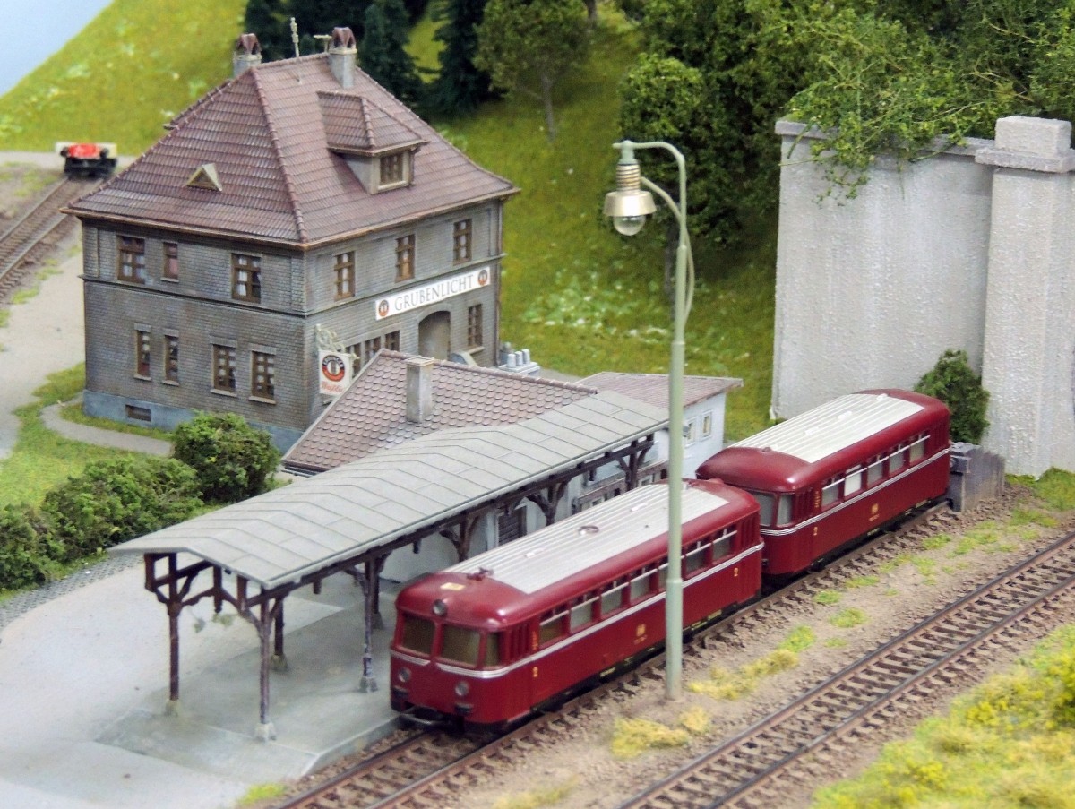 Wartestellung am Endbahnhof, der Schienenbus lauert auf den nchsten Einsatz (Holle-Modellbahn, 27.10.2013).