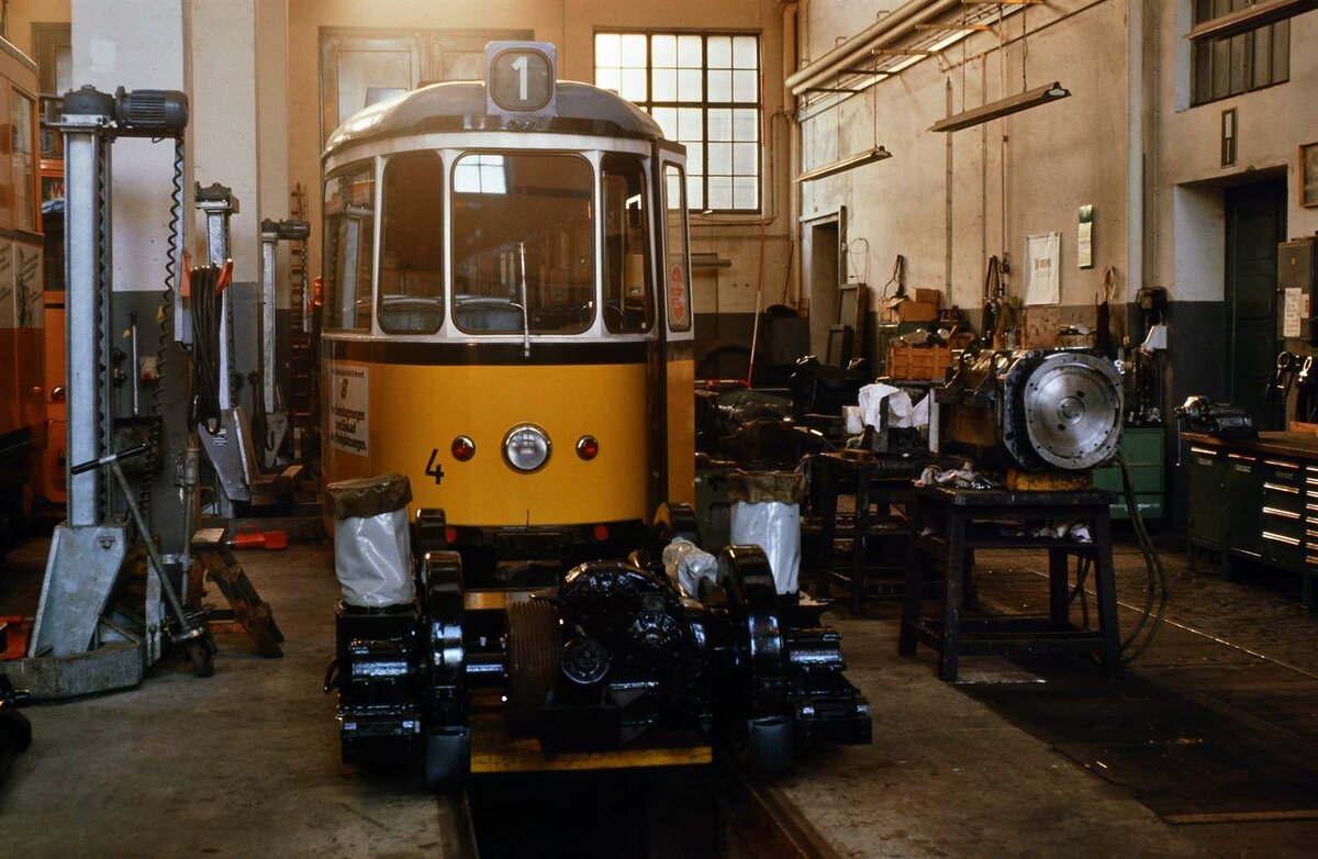 Wartungsarbeiten an TW 4 der Ulmer Straßenbahnen im früheren Depot in der Bauhoferstraße.
Datum: 29.09.1984 
