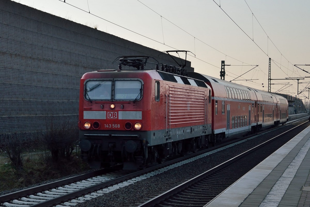 Warum die 143 568 mit einem RE27 nach Koblenz Hbf von Mönchengladbach über Allerheiligen fährt, ist mir schleierhaft. Dienstag 17.3.2015