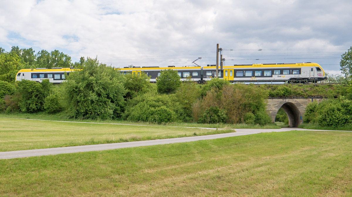 Warum fuhr der GoAhead-Flirt am 29.5.20 allein über die  Roßmörder-Brücke  östlich von Satteldorf? Weil es der  Kurz-RE  von Ansbach nach Crailsheim war, für den früher eine Lok und ein Silberling genügten - siehe Bild-ID 1330620. 