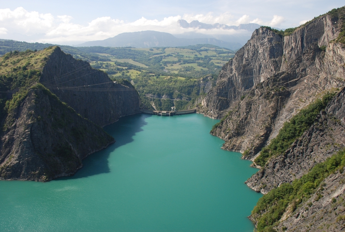 Was am 26.8.2008 noch aus dem Zugfenster zu betrachten war, wird man ab 2021 nach einem Fußweg über die ehemalige Trasse von einer Aussichtsplattform bewundern können. Sicherlich nach wie vor großartig, aber ein einmaliges Bahnerlebnis ist es nicht mehr.
