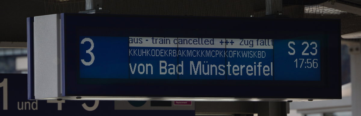 Was auf dem ersten Blick wie ein Buchstabensalat wirkt enthält jedoch so einige nützliche Infos. Denn die ganzen Buchstaben sind Betriebsstellen nach Ril100.
Somit stehen dort folgene Betreibsstellen:

KKUH = Euskirchen-Kuchenheim
KODE = Swisttal-Odendorf
KRBA = Rheinbach
KMCK = Meckenheim
KMCP = Meckenheim Industriepark
KKOF = Meckenheim Kottenforst
KWIS = Alfter-Witterschlick
KBD  = Bonn-Duisdorf

Gesehen in Euskirchen am 24.6.17

