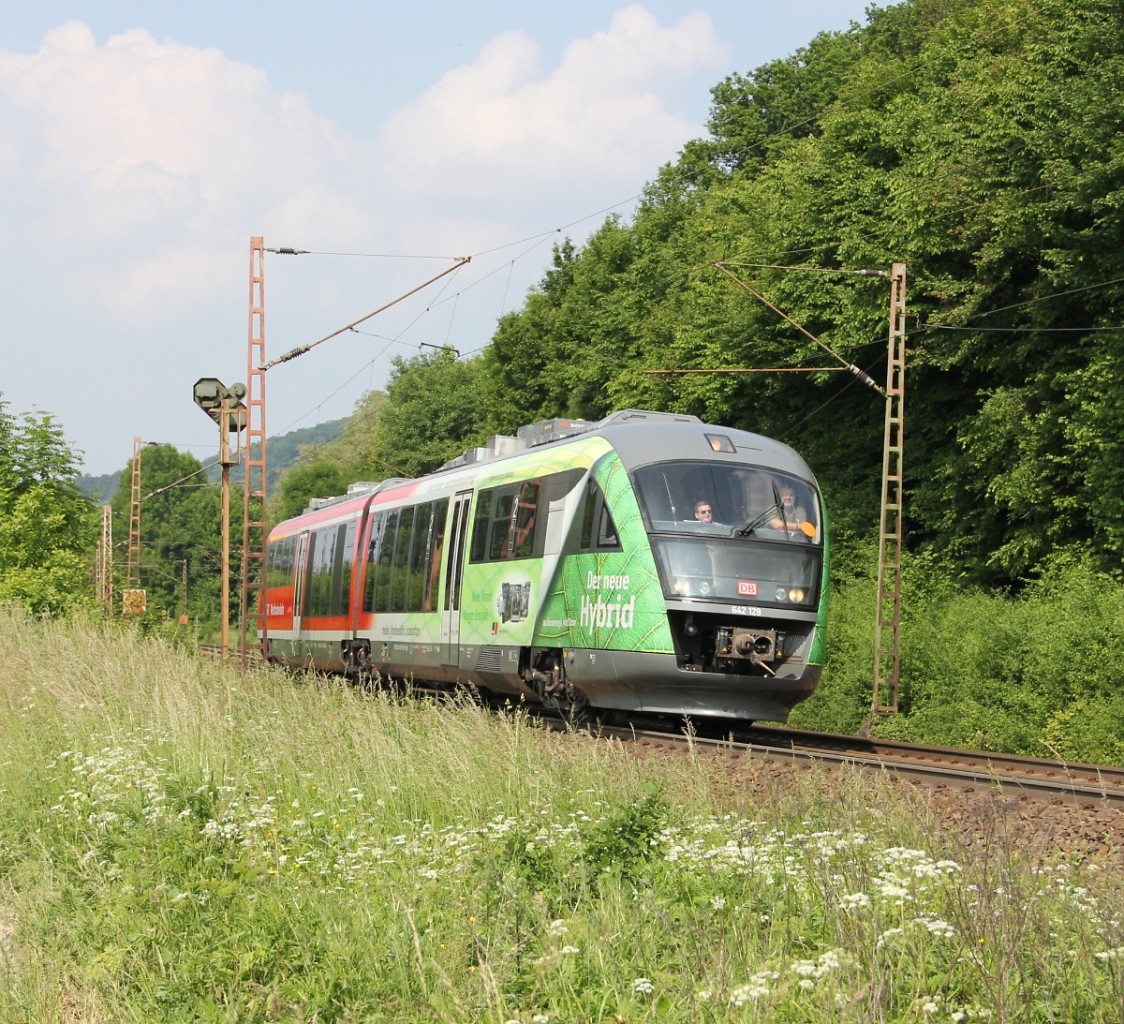 Was in der Autoindustrie schon fast zum Standard geh�rt, wird nun auch im Bahnwesen getestet. Am 11.06.2013 konnte ich zwischen Friedland(HAN) und Eichenberg, in Fahrtrichtung S�den, den Hybrid 642 129 sichten.