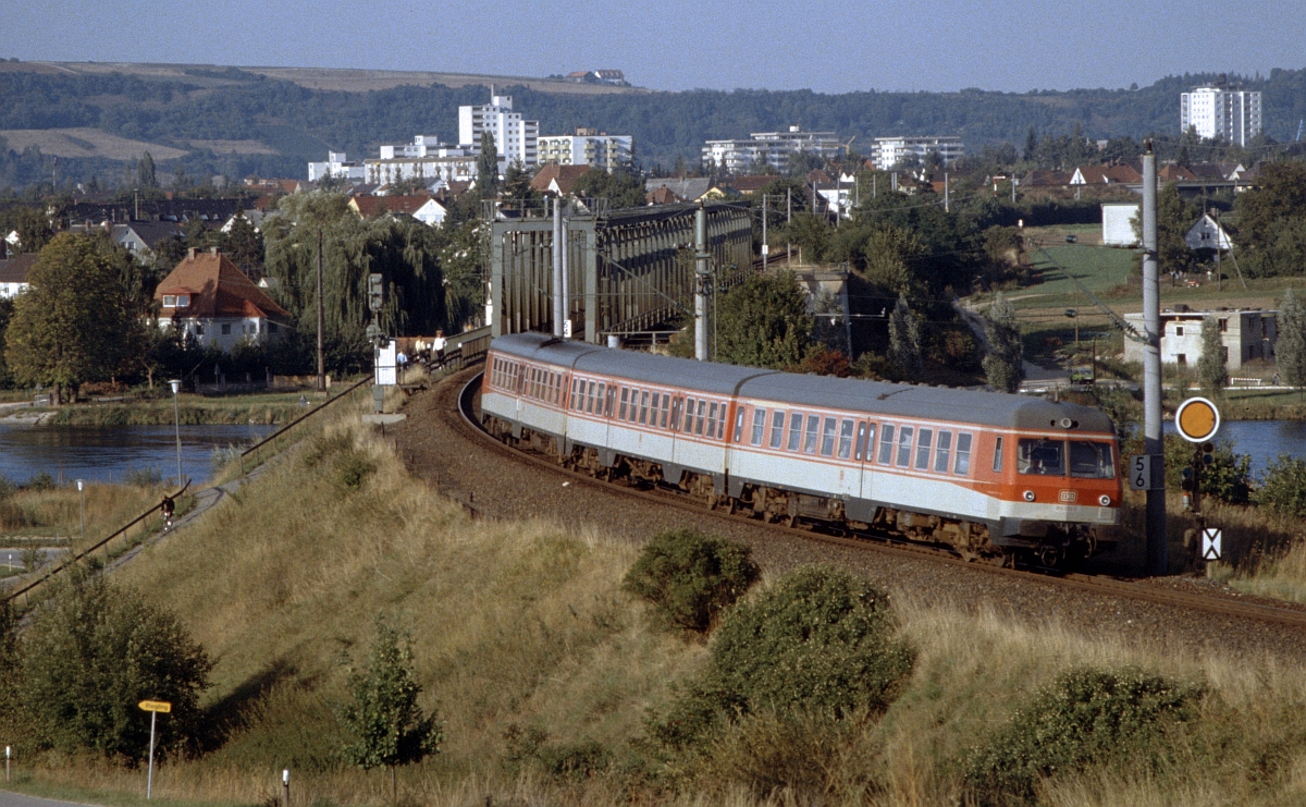 Was der Baureihe 614 an  Spurtstrke  fehlte, glich sie - besonders in der zunchst vorwiegend in Nrnberg verbreiteten Lackierungsvariante - durch ihr beraus elegantes Design aus. 614 054 legt sich bei Regensburg-Prfening in die Kurve (September 1983).