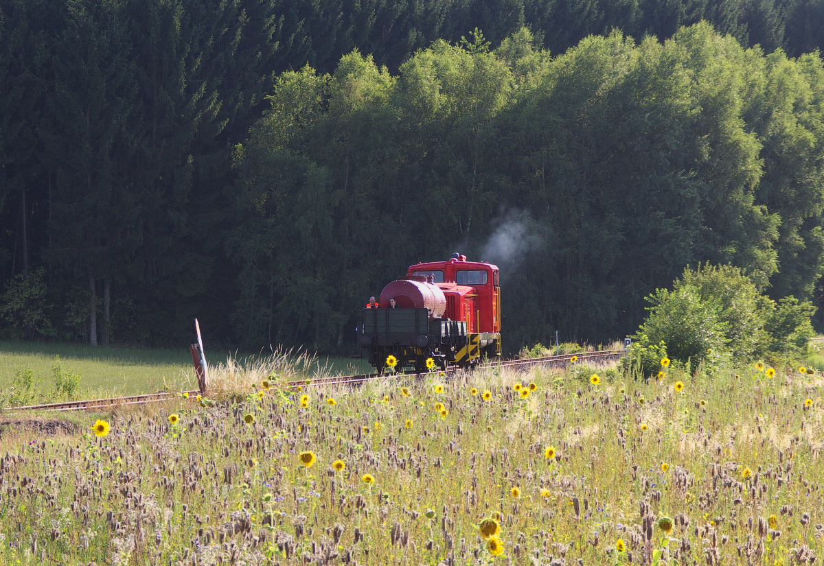 Was die Dampfloks können, das kann ich auch. So dachte Lok 51 der ehemaligen Merzig-Büschfelder Eisenbahn und ließ eine Rauchfahne beim Beschleunigen ab. Am 01.08.2015 war Lok 51 noch Star eines Fotozuges, am 02.08.2015 war sie zur Streckenkontrolle eingesetzt. Sie fuhr mit einem Tankwagen hinter den Dampfzügen her, um bei der Trockenheit etwaige Böschungsbrände zu lokalisieren. MBE LOK 51 wurde 1959 von Jung mit der Fabriknummer 12995 gebaut und versieht seit 1988 ihren Dienst beim MECL. Bahnstrecke 9321 Merzig - Büschfeld