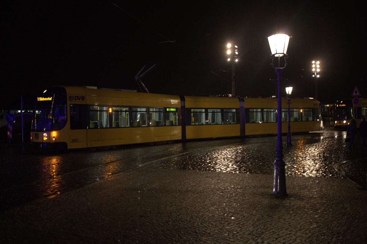  Was dem einen sein Uhl, ist dem anderen sein Nachtigall , ein Unfall auf den Gleisen (nur Blechschaden) sorgte  für einen Straßenbahnstau und somit für günstigere Bedingungen für Abendaufnahmen.29.11.2013 18:48 Uhr Dresden, Theaterplatz.
