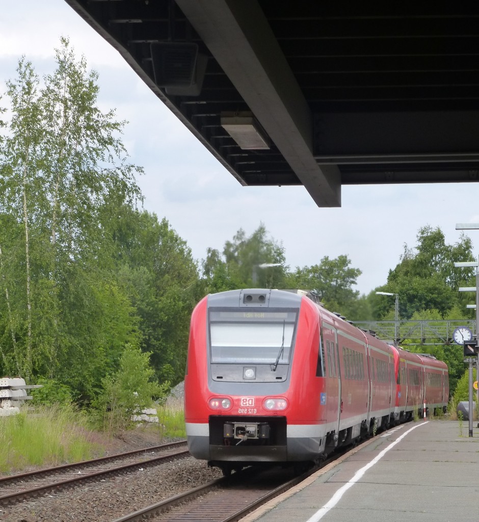 Was ist denn da los? Hat die DB etwa die Zahlen auf dem Zug falschherum aufgeklent?
Nein!
Es ist das Spiegelbild vom ausfahrenden RE Nürnberg-Hof aus Münchberg( Das  richtige  Bild davon habe ich auch eingestellt).

Aufnahme vom 22.06.2014.