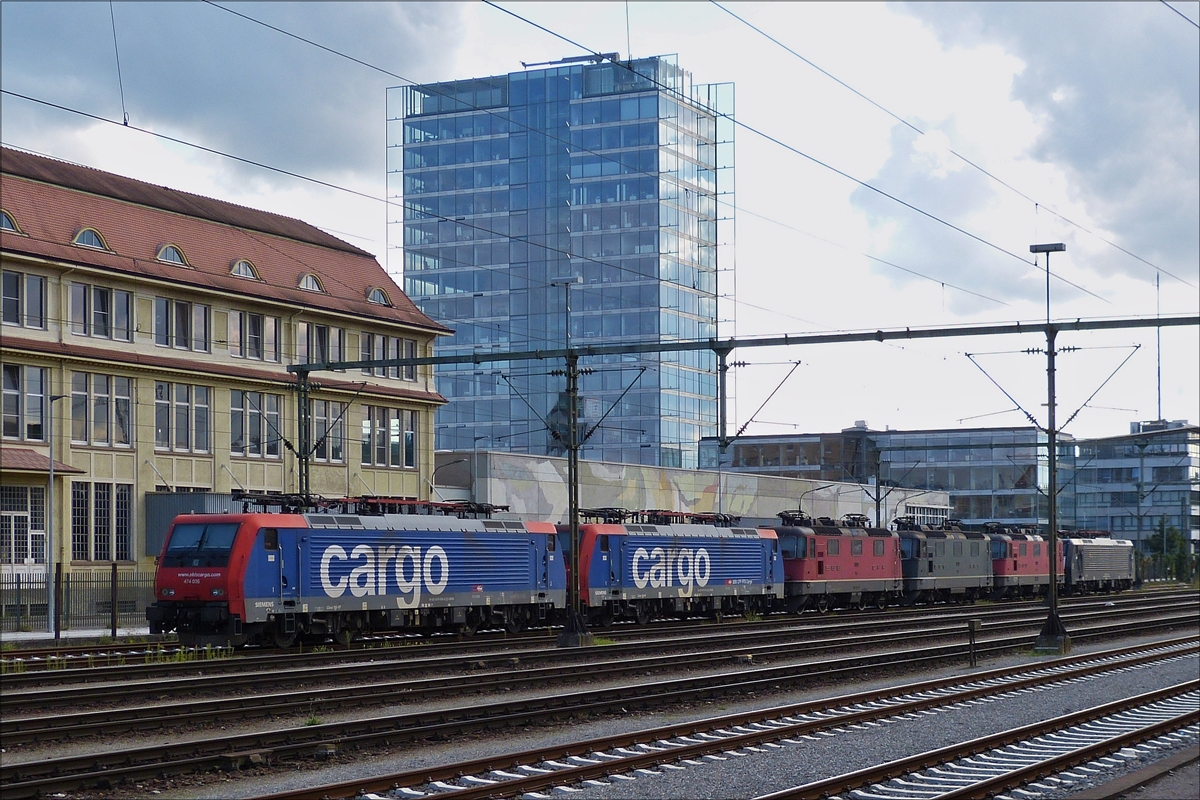 Was ist denn hier los, bei unserer Ankunft in Singen am 03.09.2017 ein ungewohntes Bild, kein Güterzug im Bahnhof von Singen, dafür aber einige SBB Loks, an der Spitze 474 005 -6 von SBB Cargo. (Hans)