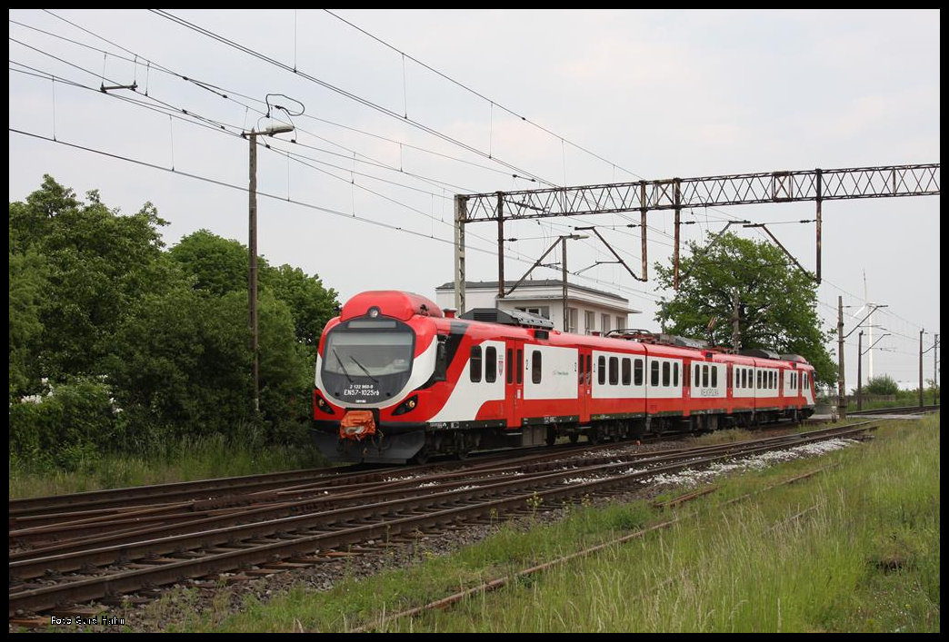Was Farben und kleine Umbauten doch bewirken können. Der modernisierte und kaum noch als EN57 Triebwagen zu erkennen, macht richtig was her. - EN57-1025 nach Poznan fuhr am 20.5.2016 in den Bahnhof Pleszew ein.