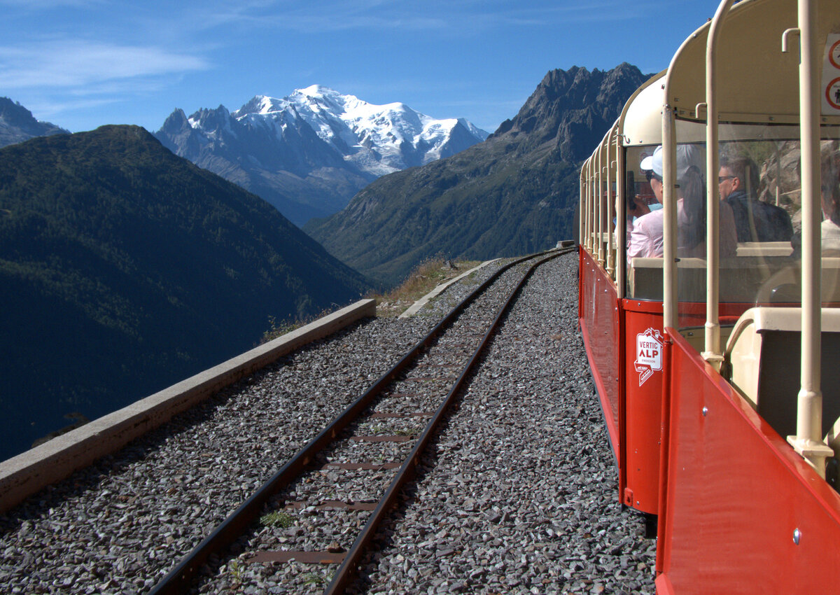 Was für eine Lage für eine Kreuzungsstelle zwischen Les Montuires und Pied du Barrage! Im Hintergrund der Mont Blanc (4806 müM), der höchste Berg der Alpen. Lac d'Emosson, 25.8.2025