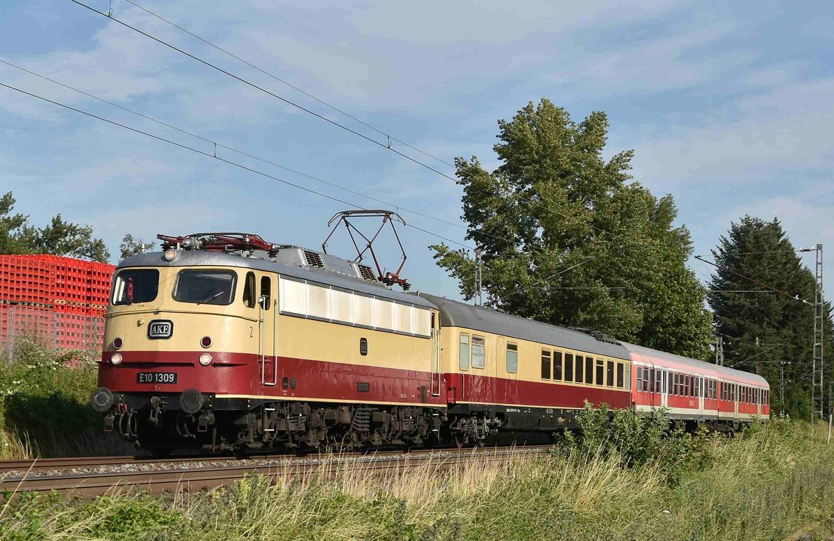 Was für eine wilde Fuhre, in Sinzig kommt die AKE E10 1309 mit einem TEE-Wagen und zwei N-Wagen die eher unansehlich aussehen gen Köln gefahren. 7.7.2019