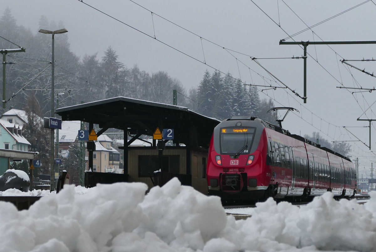 Was geht mich das Wetter an - im Dezember gibt's Schnee! Und wenn dass Wenige auf dem Bahnsteig zusammengeschoben worden ist und man tief in die Hocke geht, sieht's nach Katastrophe aus. Am 12. Dezember 2019 hielt RE 4984 nach Leipzig planmäßig im Bahnhof Kronach. 