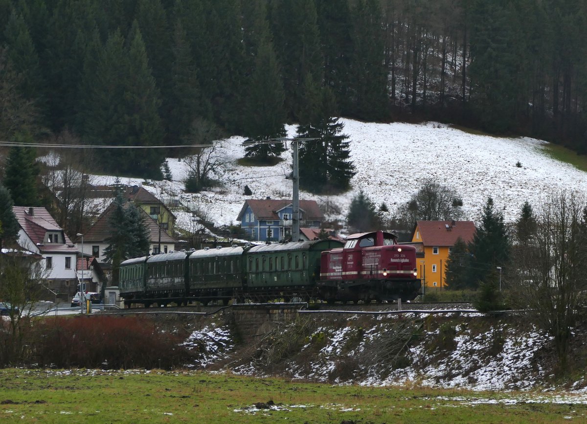 Was geht mich das Wetter an - im Dezember gibt's bei mir Schnee! Und in Thüringen hatte der Regen bei 3°C sogar wirklich noch was übrig gelassen. Die Rennsteigbahn fährt hier durch Schleusingerneudorf am 15. Dezember 2019 mit vier sehr nostalgischen Abteilwagen zur Adventsfeier im Bahnhof Rennsteig. Leider ohne Dampf.