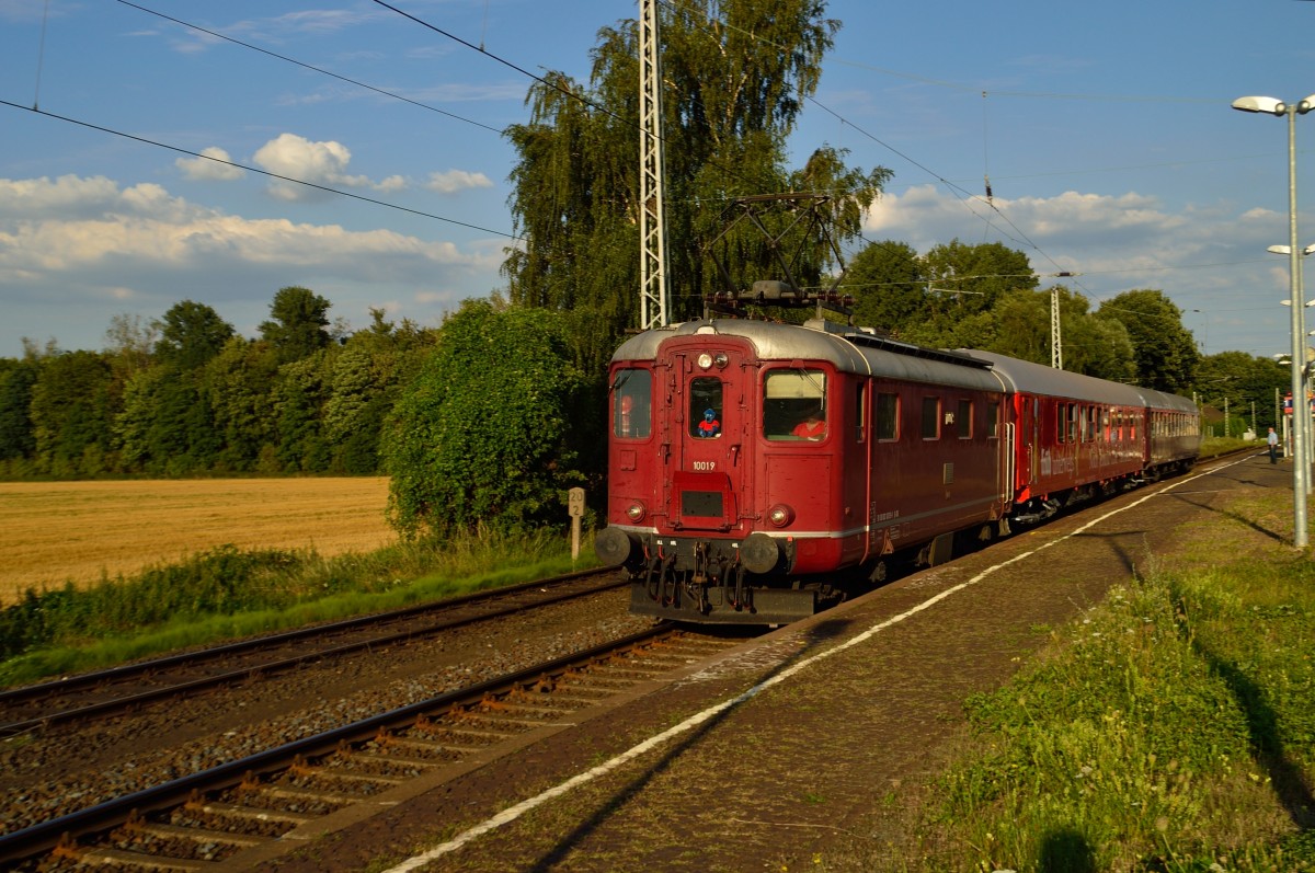 Was kommt denn da? Es ist die 10019 von CBB mit zwei Wagen durch den Bf Rommerskirchen auf ihrem Weg nach Mnchengladbach. 16.8.2013