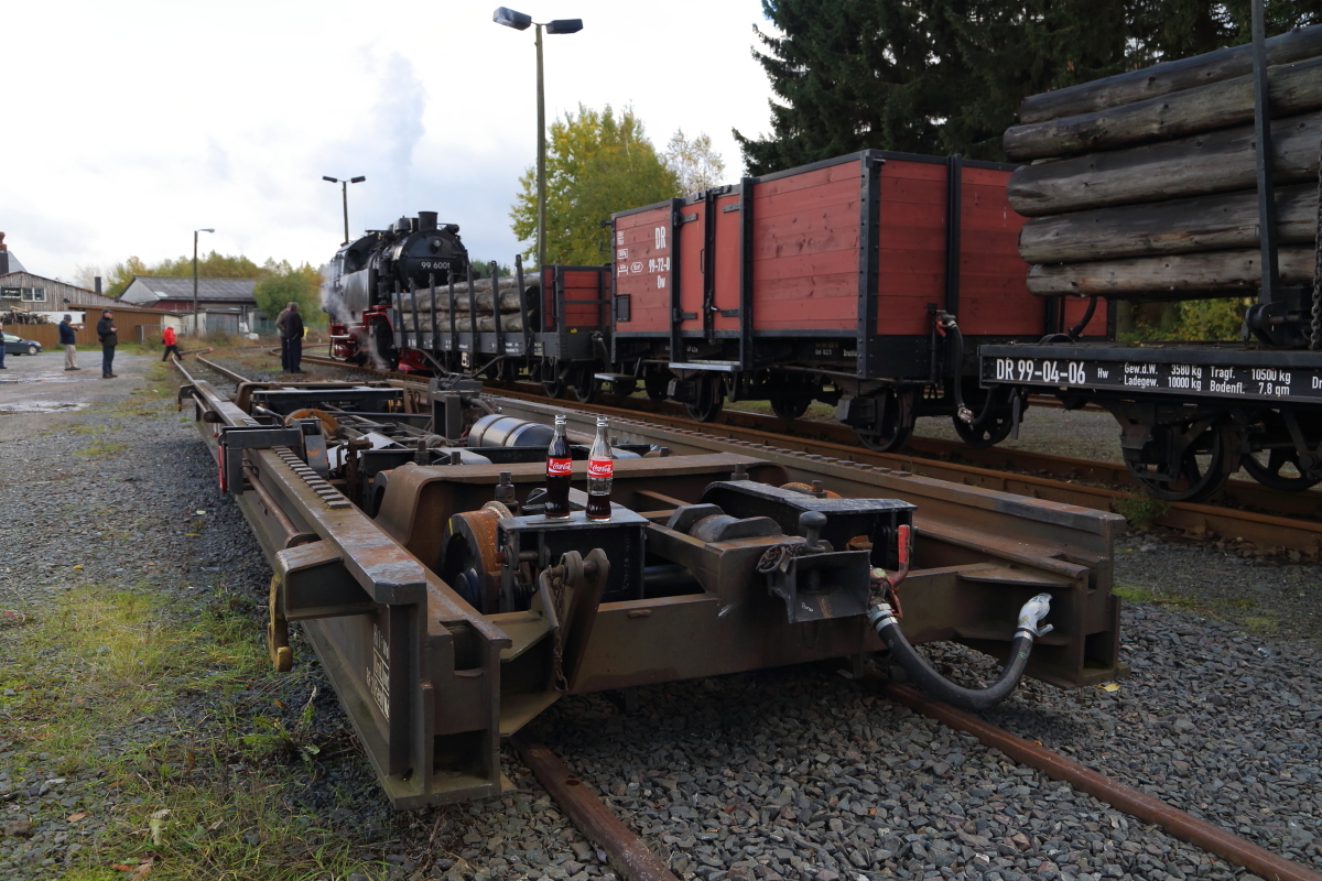 Was macht man, wenn man zwar Getränke, aber weit und breit keinen geeigneten Abstellplatz hat? Nun, der brave Bahnfotograf weiß sich zu helfen und zweckentfremdet kurzerhand einen Rollwagen als Tresen! ;-) Im Hintergrund steht 99 6001 mit den Güterwagen des IG HSB-Sonder-PmG`s, bereit zur Rückfahrt nach Gernrode. (Aufnahme vom 23.10.2016 im Bahnhof Stiege)
