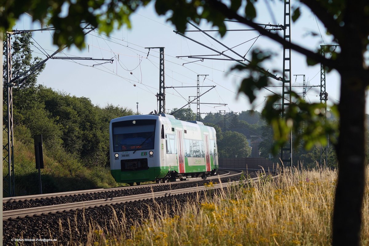 Was macht man, wenn das Motiv nahezu im Gegenlicht ist, und sehr grasser Lichteinfall herrscht. So ähnlich muss ich mir das Gedacht haben, als ich den jungen Baum in Feilitzsch ins Bild einbaute und mit grossem Tele da rein ging... Dann kam die VBG mit ihrem 650 gefahren.... Also ich finds ok, das Foto vom 07.07.2015.