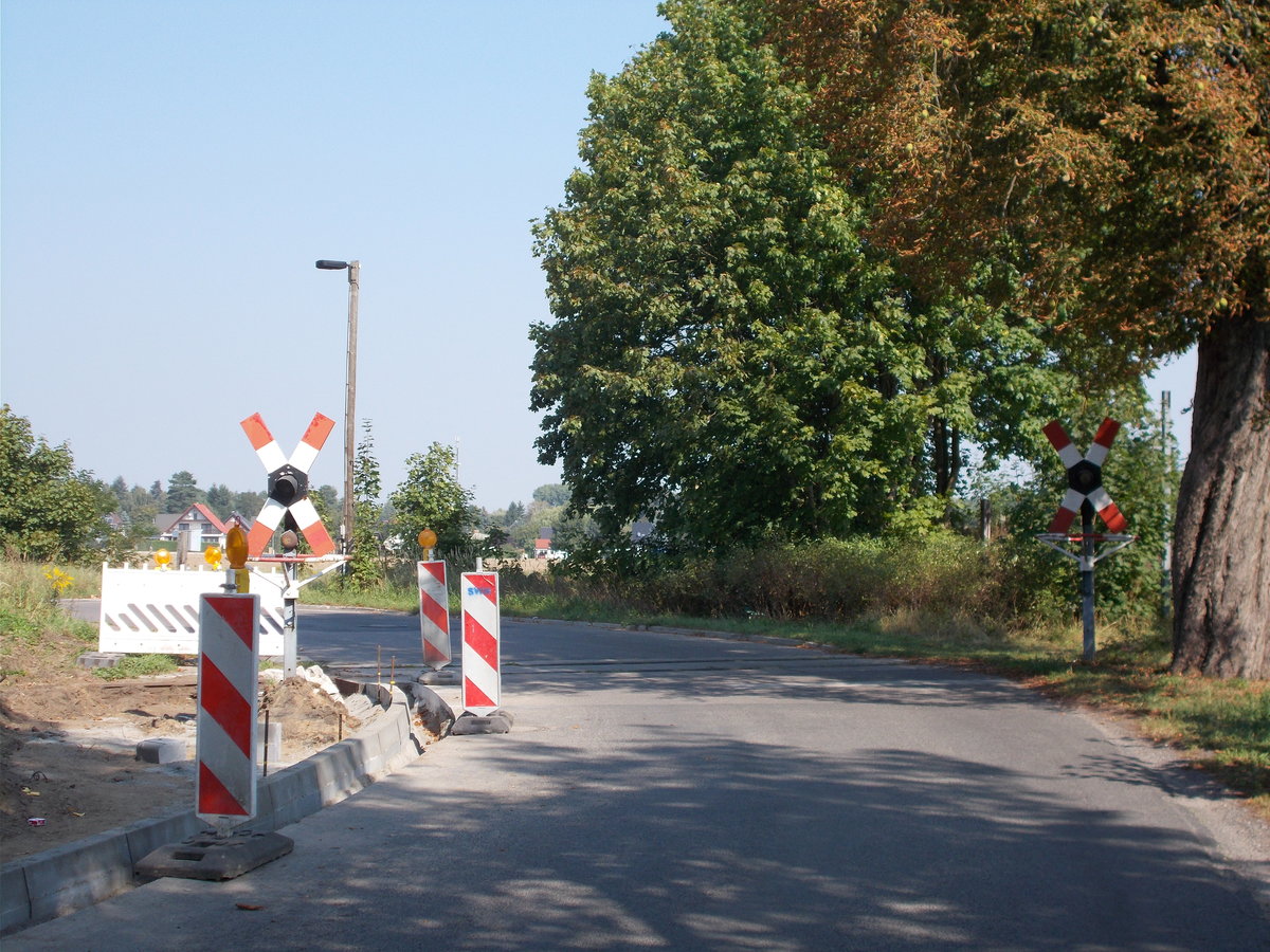 Was macht man wenn in einer Stunde erst wieder der nächste Zug kommt ? Ich jedenfalls nutzte die Zeit in Werneuchen um diesen Bahnübergang Richtung Wriezen,am 11.September 2016,zufotografieren.