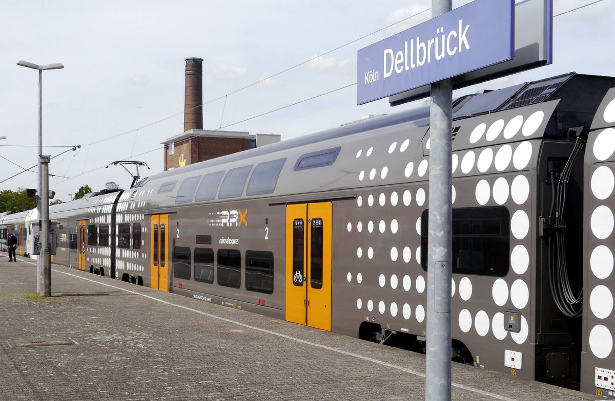 Was macht der RRX in Kln-Dellbrck? Zwei Baustellen sind schuld: zum einen die Grobaustelle Kln-Deutz, zum anderen die Vollsperrung Sechtem - Bonn (KBS 470). Wegen der ersten endet die RB 26 (Mittelrheinbahn) nicht in Kln-Deutz sondern in Kln-Dellbrck, wegen der zweiten kommt die MRB z.Zt. gar nicht nach Kln, sondern der RRX bernimmt die kurzen Fahrten Sechtem - Kln-Dellbrck. Im Bild vom 3.8.20: 462 033 und 048.