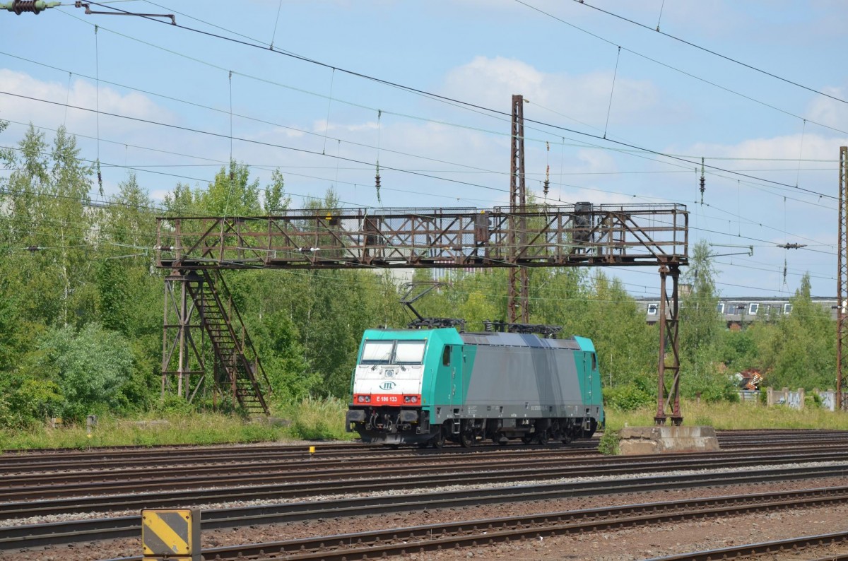Was man auf der Lok so alles endeckt... E 186 133 / 270 007-5 PL-ITL und auf der Seitenwand schimmert auch noch groß OHE durch in Leipzig Mockau mit alter Singnalbrücke 17.06.2015