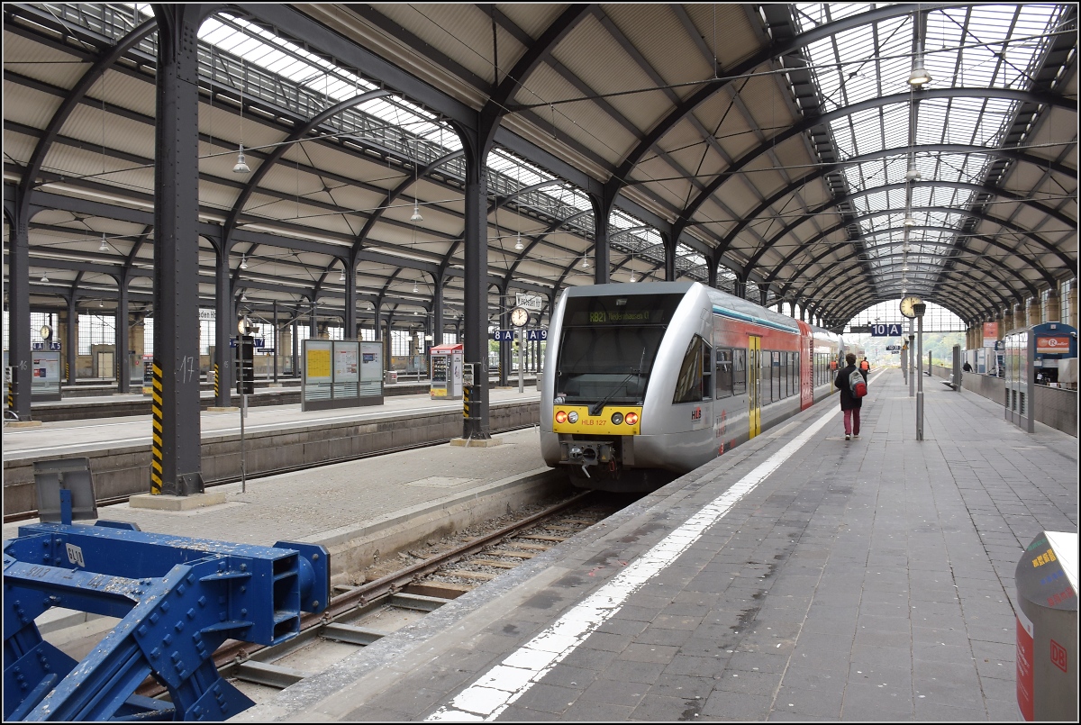 Was marode Infrastruktur auslösen kann. 

Doch halt, ein Zug schafft es stündlich in den Geisterbahnhof Wiesbaden. Diesmal war es der GTW 646 427. Oktober 2021.