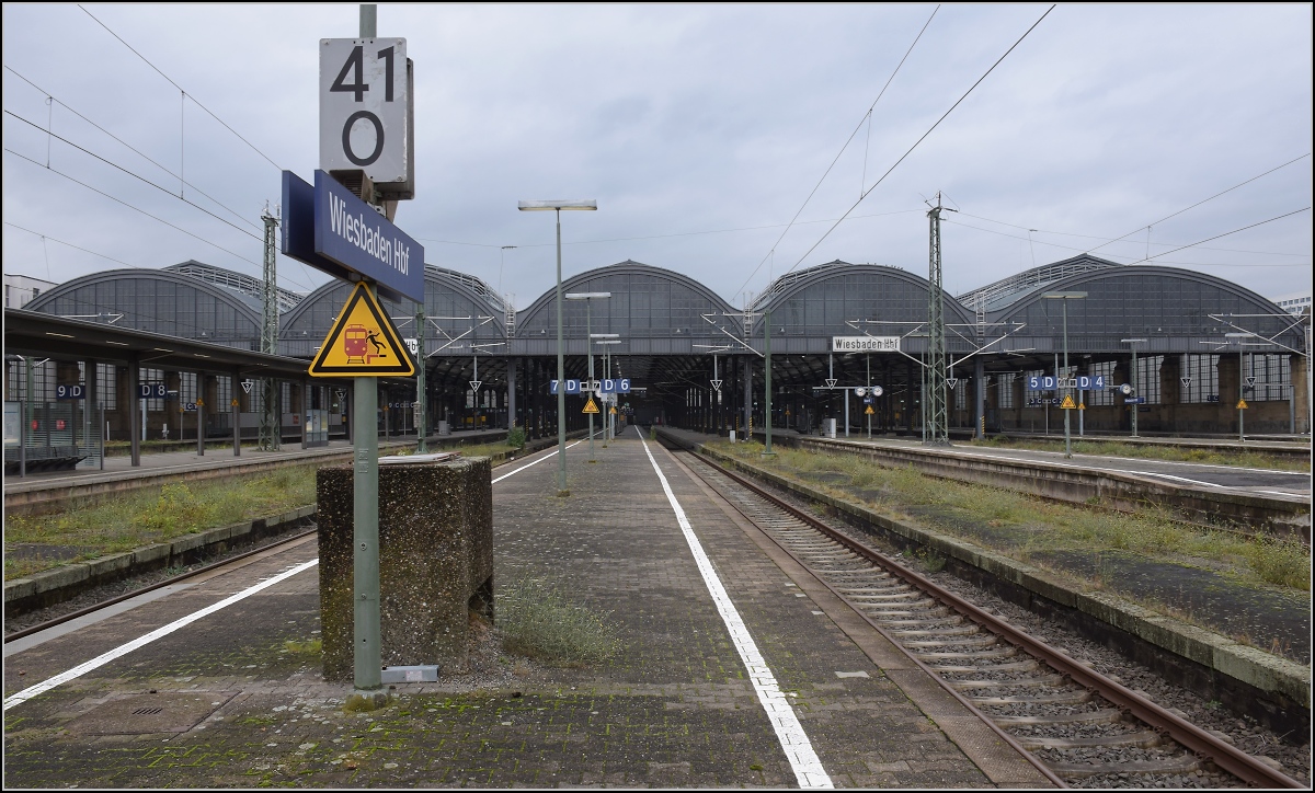 Was marode Infrastruktur auslösen kann. 

Aus aktuellem Anlass mal einen Blick in den Geisterbahnhof Wiesbaden. Die Salzbachtalbrücke schlägt auch vor und nach der Not-Sprengung ordentlich Wellen und sorgt hier für gähnende Leere. Oktober 2021.