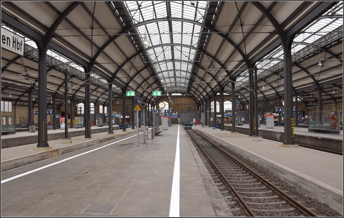 Was marode Infrastruktur auslösen kann. 

Aus aktuellem Anlass mal einen Blick in den Geisterbahnhof Wiesbaden. Die Salzbachtalbrücke schlägt auch vor und nach der Not-Sprengung ordentlich Wellen und sorgt hier für gähnende Leere. Oktober 2021.