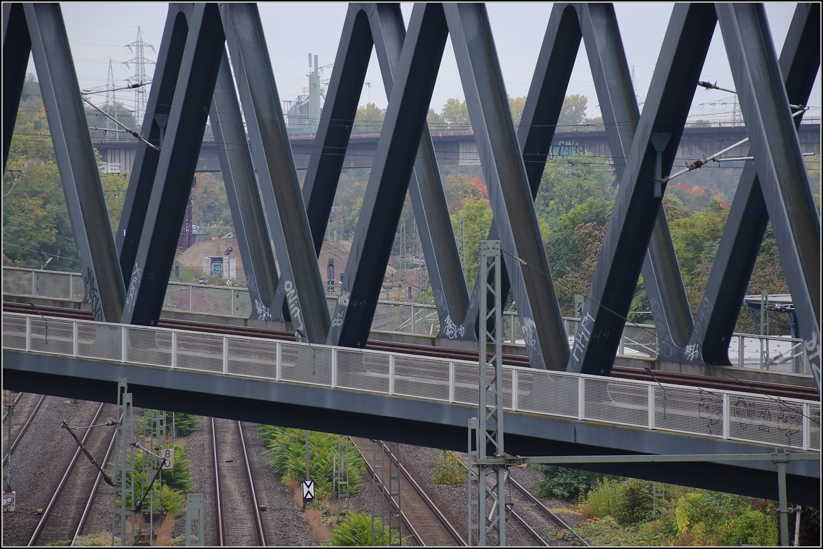 Was marode Infrastruktur auslösen kann. 

Noch einen Blick in das Geisterbahnhofsgleisfeld von Wiesbaden. Die Salzbachtalbrücke schlägt auch vor und nach der Not-Sprengung ordentlich Wellen. Hier der noch stehende Beton des Anstoßes durch die Bahnbrille betrachtet. Oktober 2021.