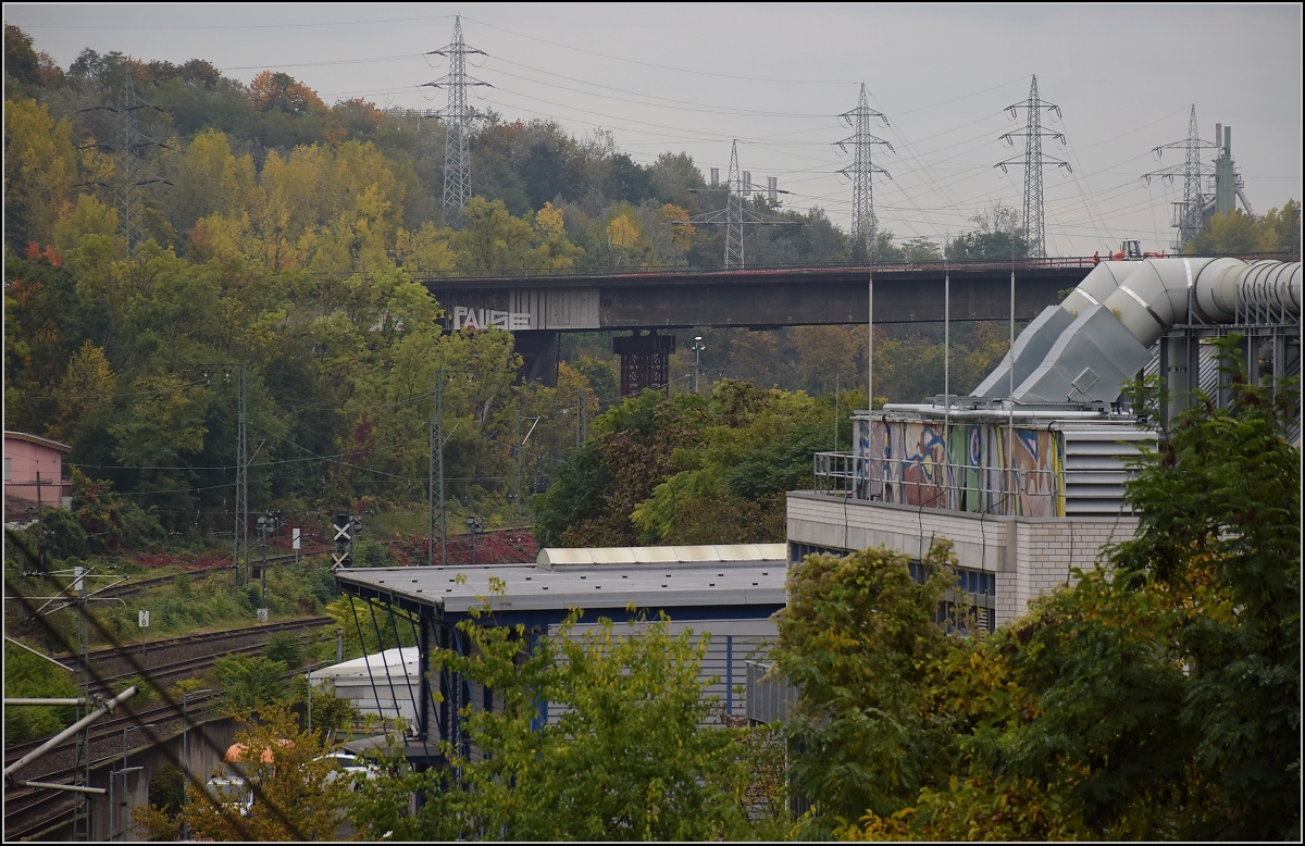 Was marode Infrastruktur auslösen kann. 

Noch einen Blick in das Geisterbahnhofsgleisfeld von Wiesbaden. Die Salzbachtalbrücke schlägt auch vor und nach der Not-Sprengung ordentlich Wellen. Hier der noch stehende Beton des Anstoßes genauer betrachtet. Oktober 2021.