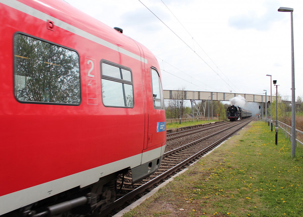 Was nützt im voraus eine gute Planung, man studiert Fahrpläne sucht sich einen Fotostandpunkt aus und dann das, dass Objekt der Begierde wird zugefahren. Eigentlich wollte ich am 11.04.2014 die 01 1533-7 mit dem DPE 20333, Linz - Dresden, auf Chip bannen aber der Sonderzug wurde von den RE zugefahren, weil der DPE 20333 schon vor Plan kam.