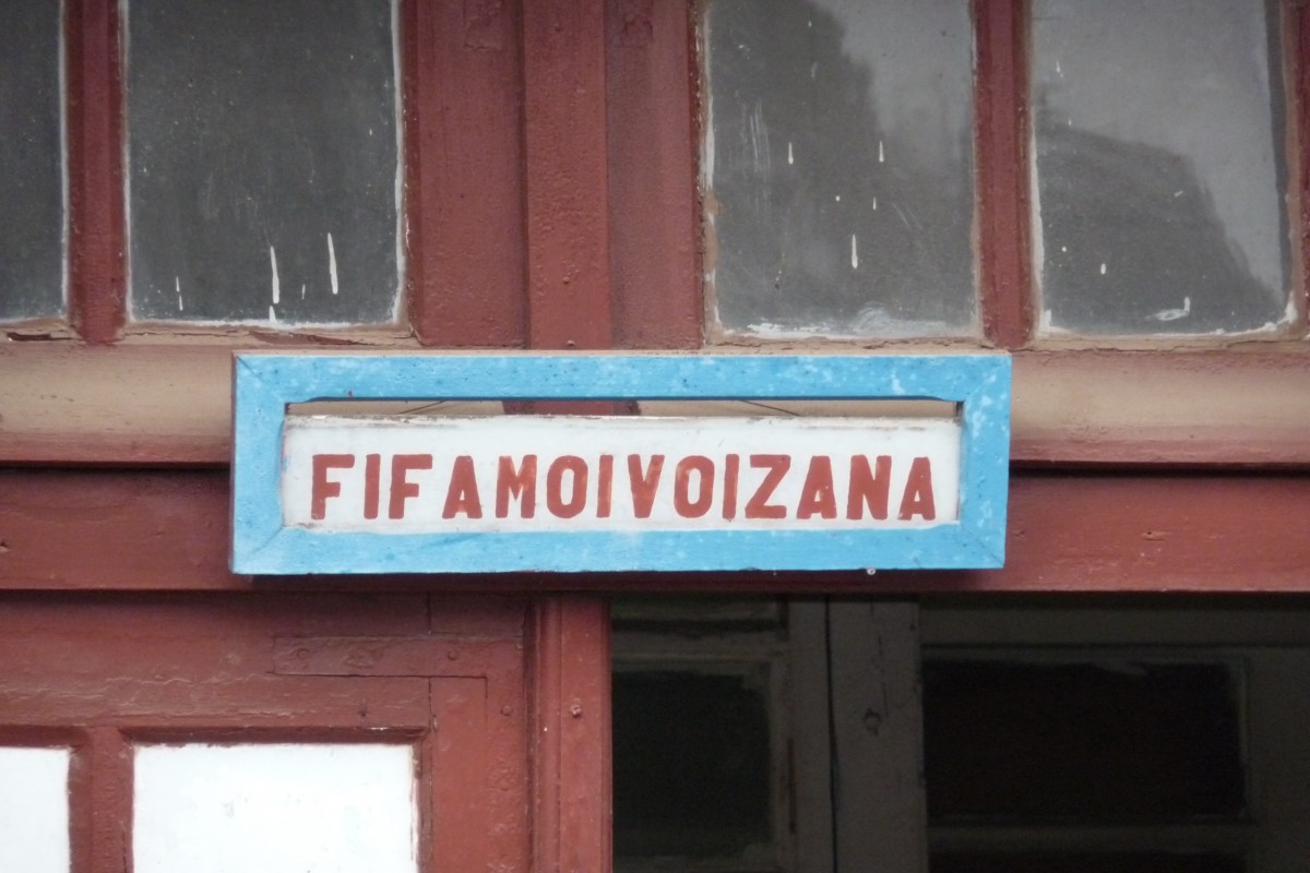 Was dieser Schriftzug bedeutet, hab ich bislang nicht herausfinden knnen. Vermutlich hat hier der Bahnhofsvorsteher sein Bro oder es ist einfach nur ein Aufenthaltsraum frs Personal. Fianarantsoa am 03.09.2009