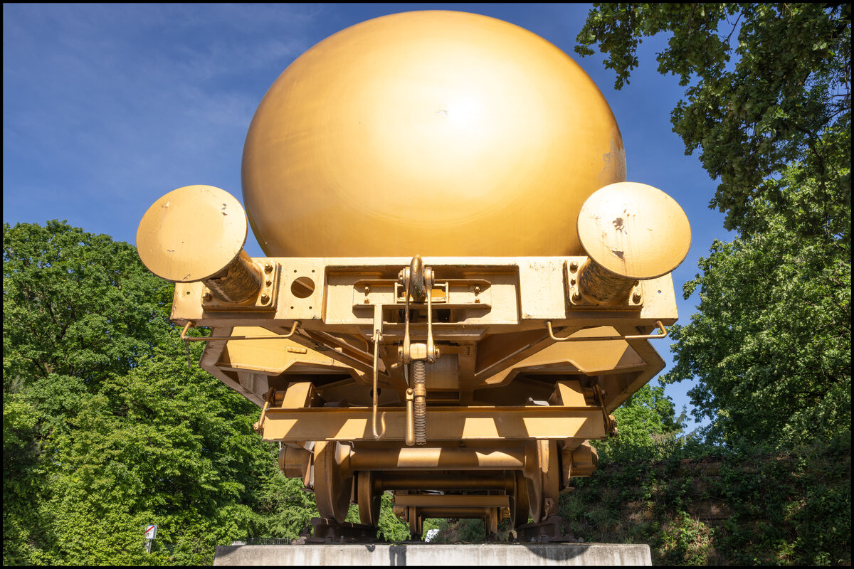 Was schwebt denn da daher ,.... Kunstwaggon an der Einfahrt Schwarzlsee am 8. Mai 2026 