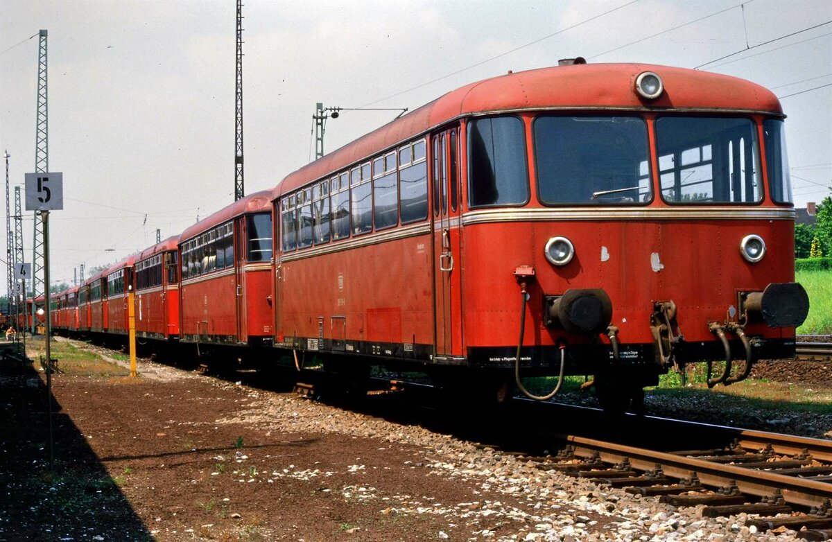 Was diese Uerdinger Schienenbusse hier im Bw Heidelberg erwartete, weiß ich leider nicht. Am 12.05.1985 waren einige von ihnen in einer  Warteschleife . Von vorn: 998 791-8, 998 135-8, 798 622-7