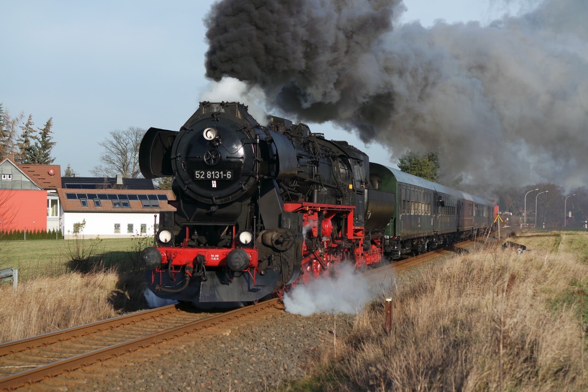 Was will man mehr. Die Sonne im Rücken und viel Dampf von vorn.Am 05.12.2015 ist die Nossener 52 8131 mit ihren Sonderzug auf dem Weg nach Adorf(Vogtl.).Hier auf der Höhe von Ebersbrunn bei Zwickau.Schubunterstützung gibt WFL 203 120.