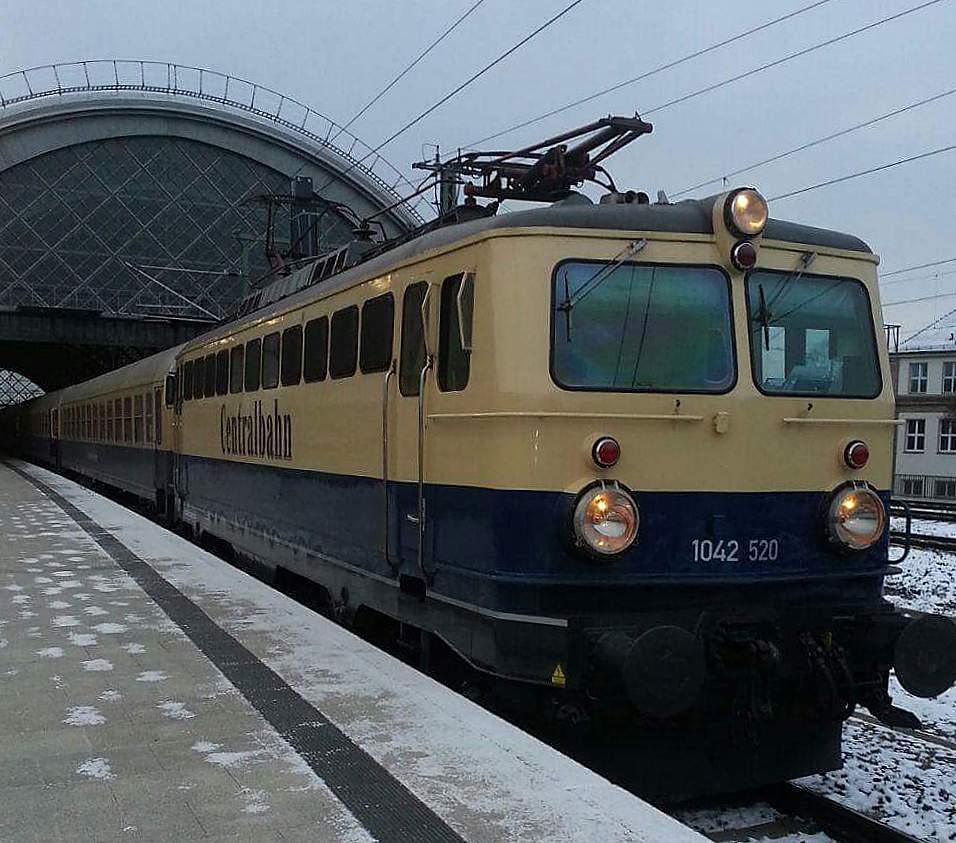 Was will die  Österreicherin  hier in Dresden Hbf?? Eine geborgte 1042 520 der Bauart Bo`Bo`soll den Fanzug der hiesigen Eishockeymannschaft  Dresdner Eislöwen  nach Frankfurt/Main zum heutigen Auswärtsspiel ziehen.
Anmerkung der Fotografin, die Bo`Bo`hat nicht viel Glück gebracht, unsere Jungs haben leider verloren und so möge man hoffen, dass die Fans noch eine angenehme Heimreise mit diesem Schätzchen haben. 28.12.2014, 08:50 Uhr