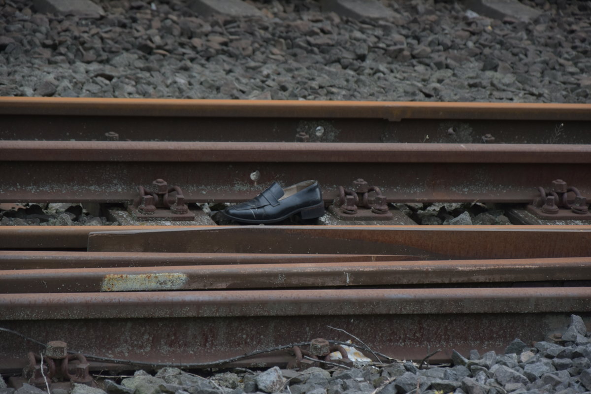 Was will uns dieses Bild vom Herrenschuh nur sagen......die Gedanken sind frei.
Lag so in einer ehemaligen Kreuzungsweiche in Grevenbroich. Kurios was Menschen so alles in Gleis werfen.25.4.2017