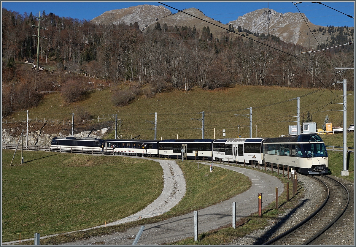 Was wünscht man sich als Bahnfotograf mehr, als eine offene Kurve? Und trotzdem bereitet mir die Kurve bei Les Sciernes immer wieder Probleme, diesmal habe ich es von der nördlichen Seite aus versucht: Der MOB Golden Pass Panoramic PE 2118 ist auf der Fahrt von Montreux nach Zweisimmen. 

26. November 2020