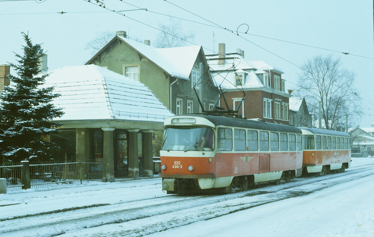Was zur Erfrischung bei 32°C Außentemperatur: 20.01.1985: Ein Zwei-Wagen-Zug der Linie 6 hält am Straßenbahnhof Tolkewitz. Wegen des gegenüber liegenden Friedhofs haben sich hier Steinmetze, Blumengeschäfte und eine Konditorei angesiedelt.