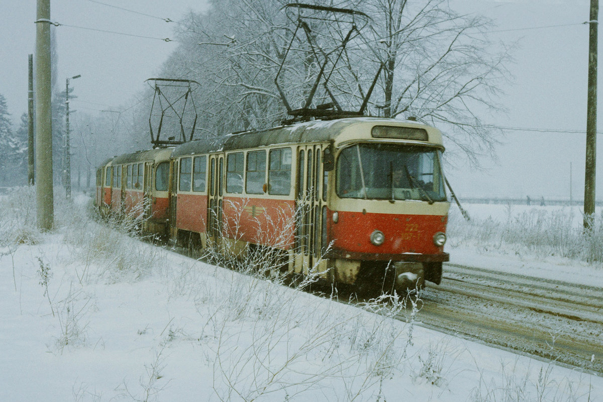 Was zur Erfrischung bei 32°C Außentemperatur: Ein Dreierzug der Linie 10 fährt am 12. Januar 1985 zwischen den Haltestellen Wasserwerk Tolkewitz und Alttolkewitz in Richtung Endpunkt Laubegast.