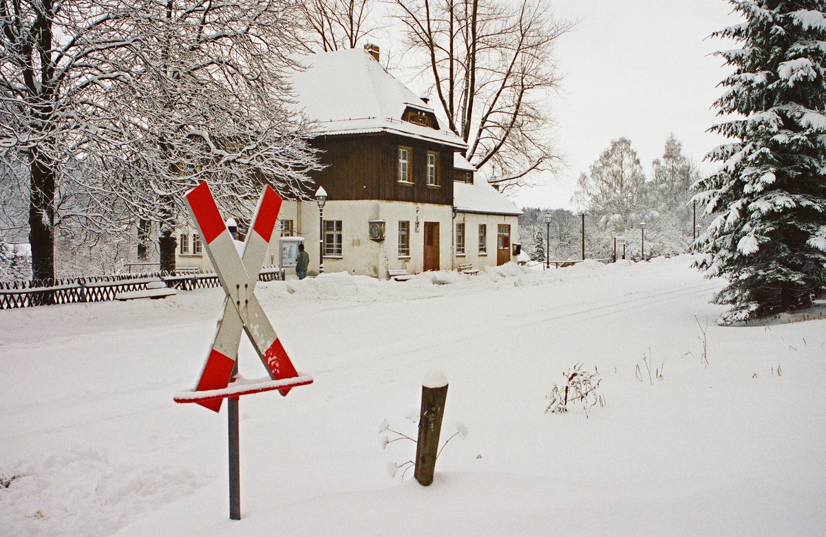 Was zur Erfrischung bei 32°C Außentemperatur: Bahnhof Jonsdorf der Zittauer Schmalspurbahn am 31.Dezember 2002.