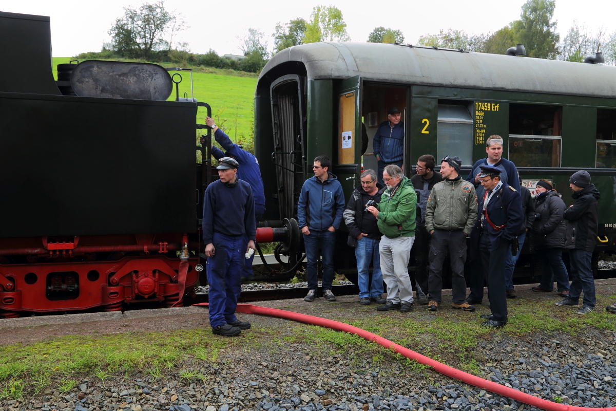 Wasserfassen von 50 380 mit Sonderzug Meiningen-Arnstadt am 07.10.2017 in Steinbach-Hallenberg. (Bild 1):  So, der Schlauch ist dran! Wo bleibt das Wasser?! 