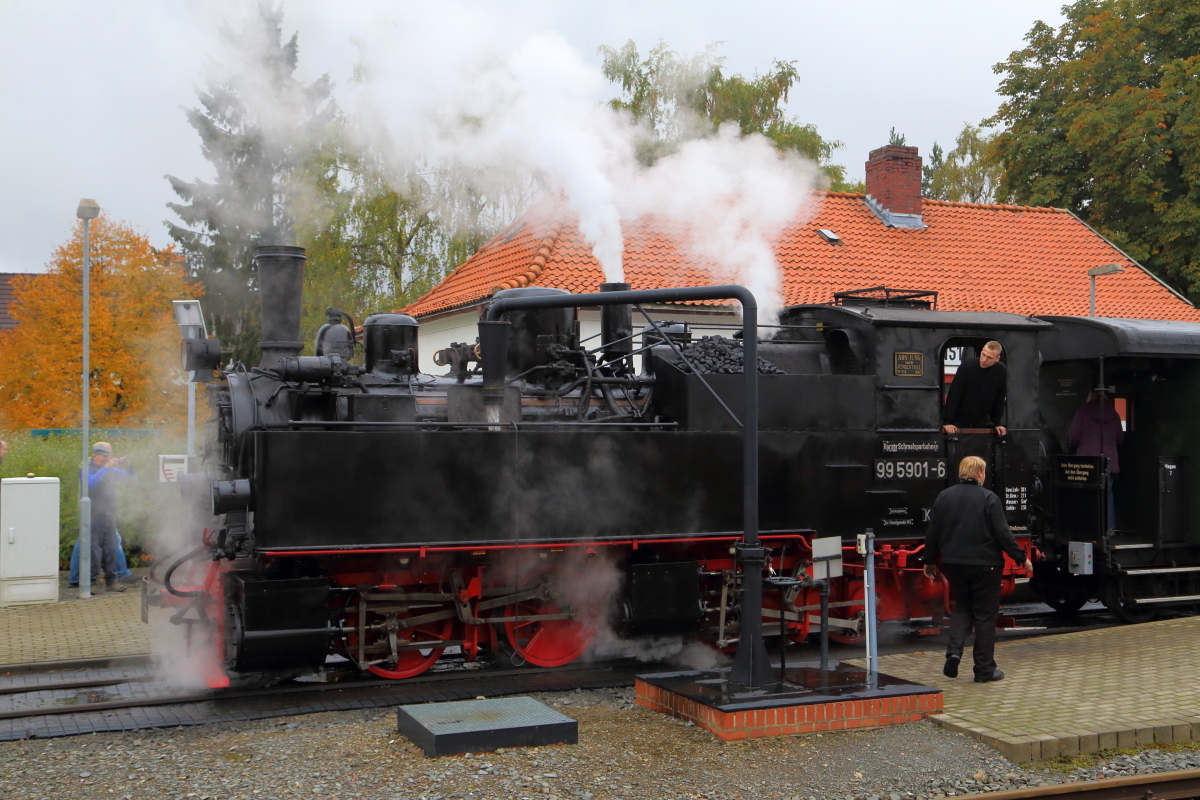 Wasserfassen von 99 5901 vor IG HSB-Sonderzug am 17.10.2015 im Bahnhof Benneckenstein. (Bild 4)
 Na, wer sagt`s denn? Geht doch!!! 